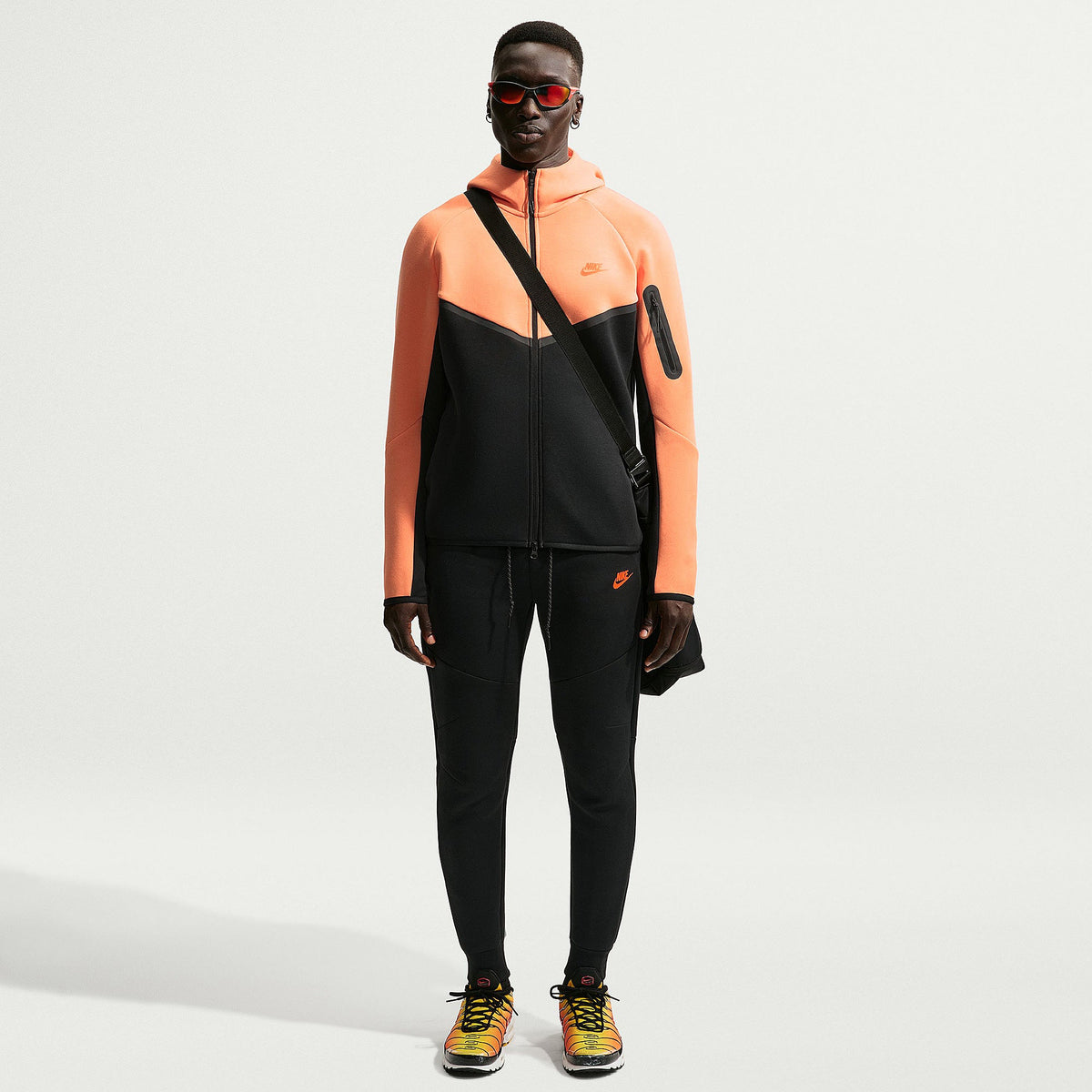 Moletom Nike Sportswear Tech Fleece Full Zip Windrunner Hoodie - Laranja-claro, Preto e Vermelho