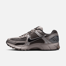 Nike Zoom Vomero 5 - Roxo escuro / Vinho acinzentado / Cinza / Cinza-pedra / Preto