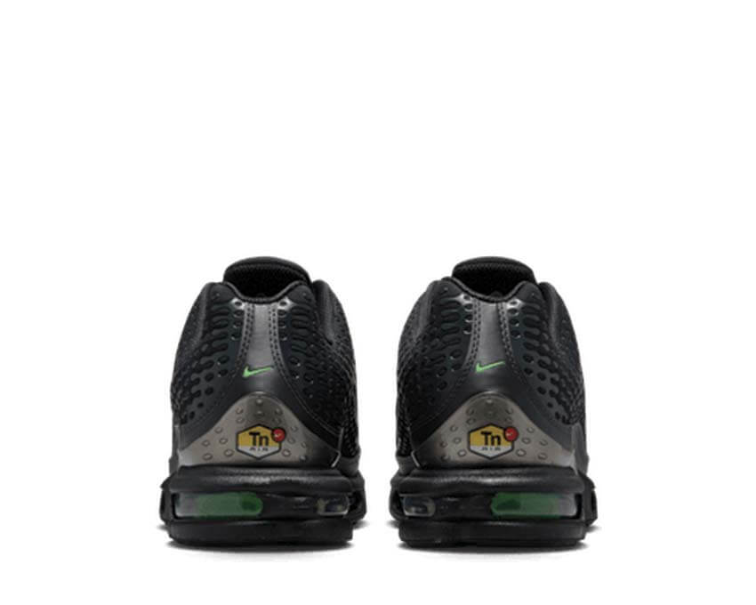 Tênis Nike Air Max Plus VII em preto com detalhes verdes — imagem 4