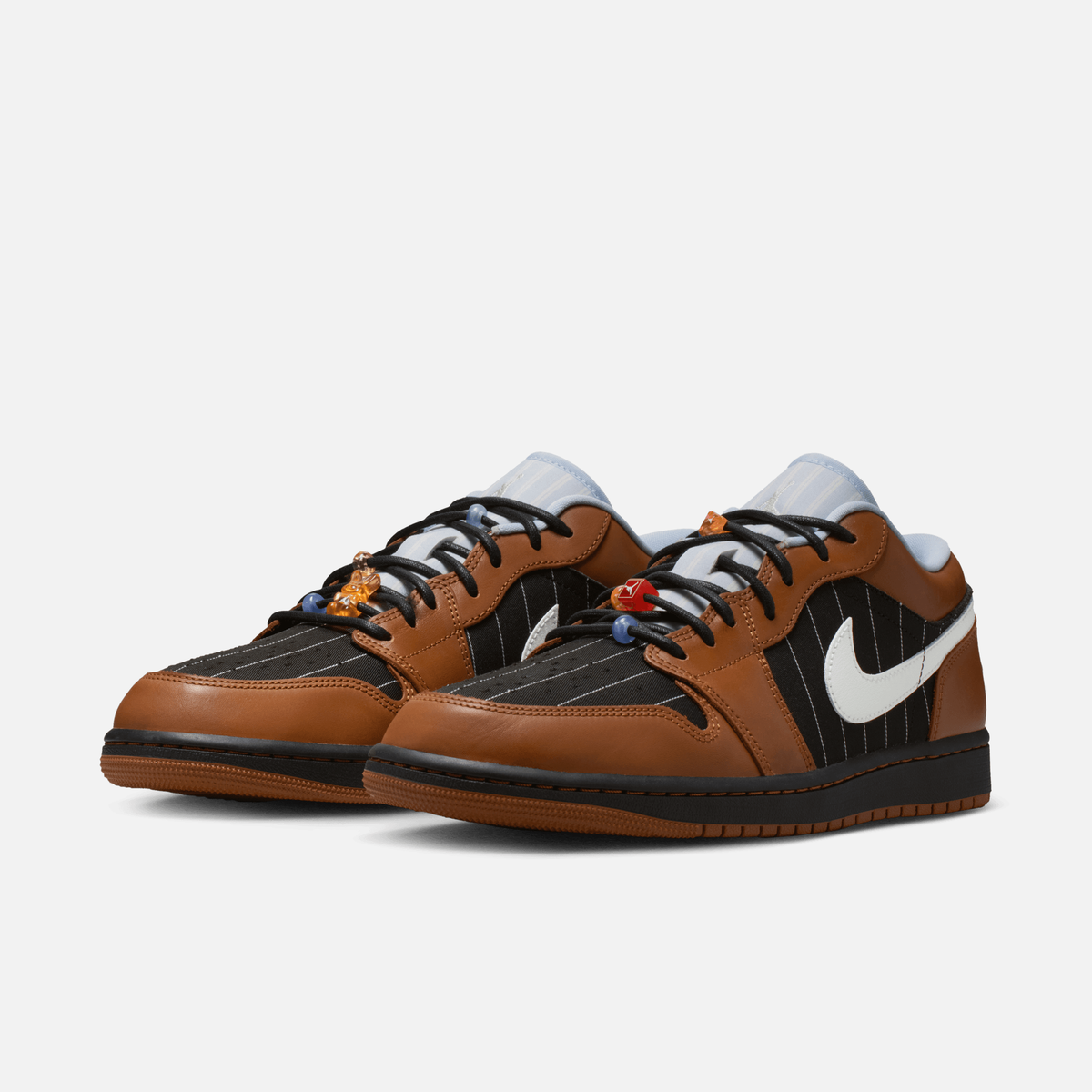 Air Jordan 1 Low SE - Preto / Marrom-claro / Branco-creme