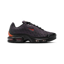Tênis Nike Air Max Plus VII em preto com detalhes em cobre — vista lateral