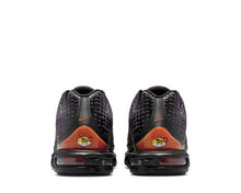 Tênis Nike Air Max Plus VII em preto com detalhes em cobre — imagem 4