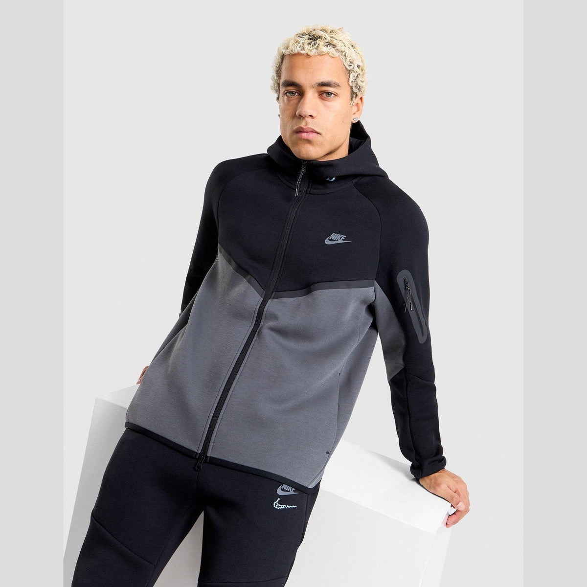 Nike Tech Fleece - Full-Zip Hoodie